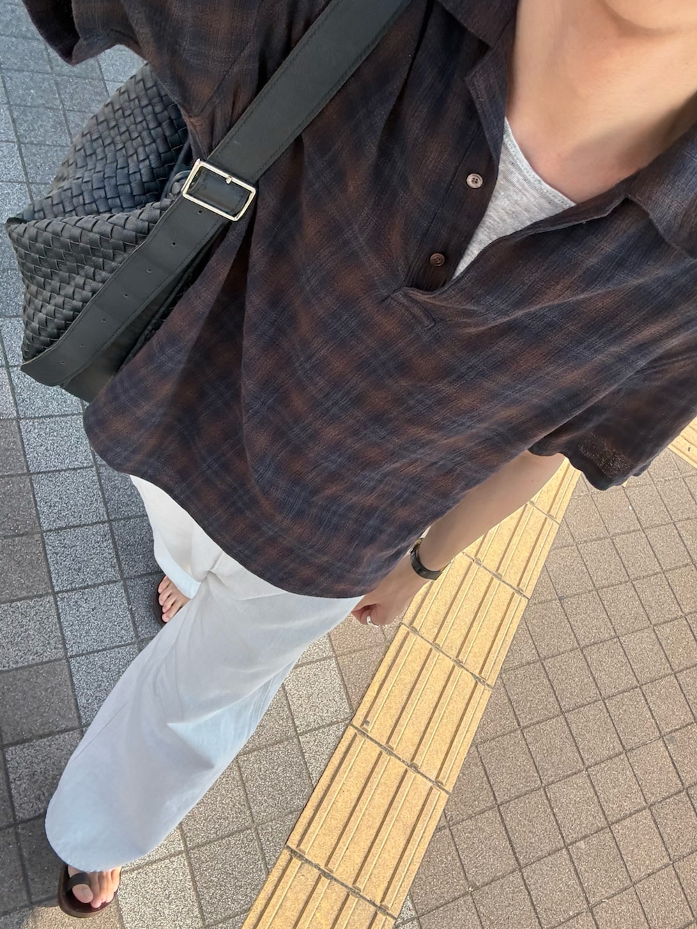 ブラウン系のシャツ/ブラウス、グレー系のタンクトップ、ホワイト系のその他パンツを着用したメンズの夏コーディネートの2枚目の写真