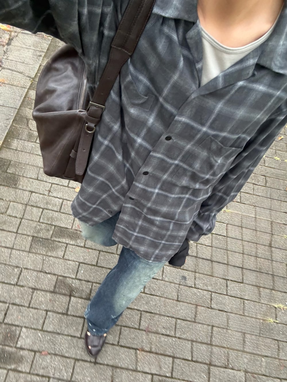 グレー系のシャツ/ブラウス、ブルー系のデニムパンツ、グレー系のタンクトップを着用したメンズの夏コーディネートの2枚目の写真