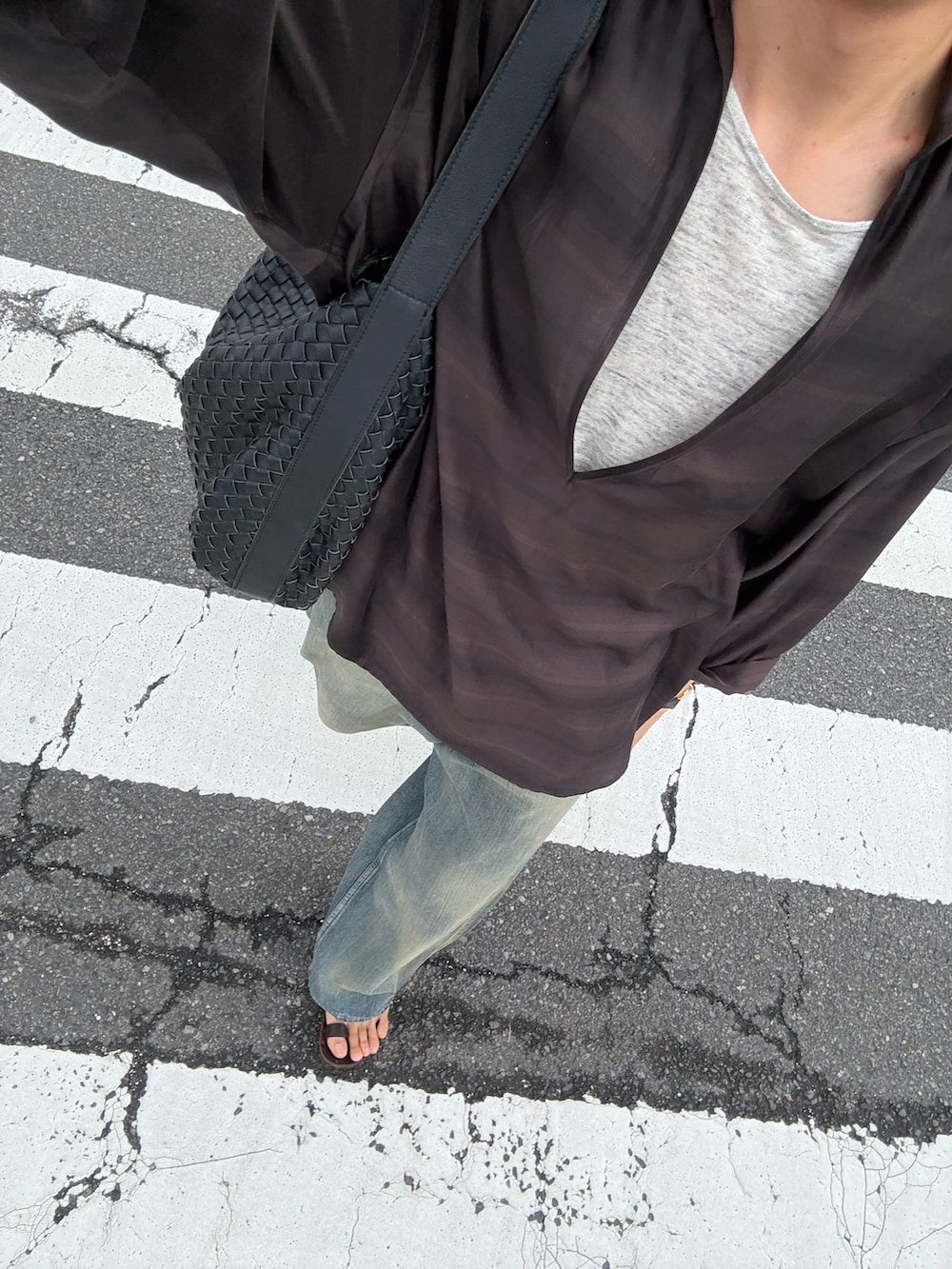 ブラウン系のシャツ/ブラウス、ブルー系のデニムパンツ、グレー系のタンクトップを着用したメンズの夏コーディネートの2枚目の写真