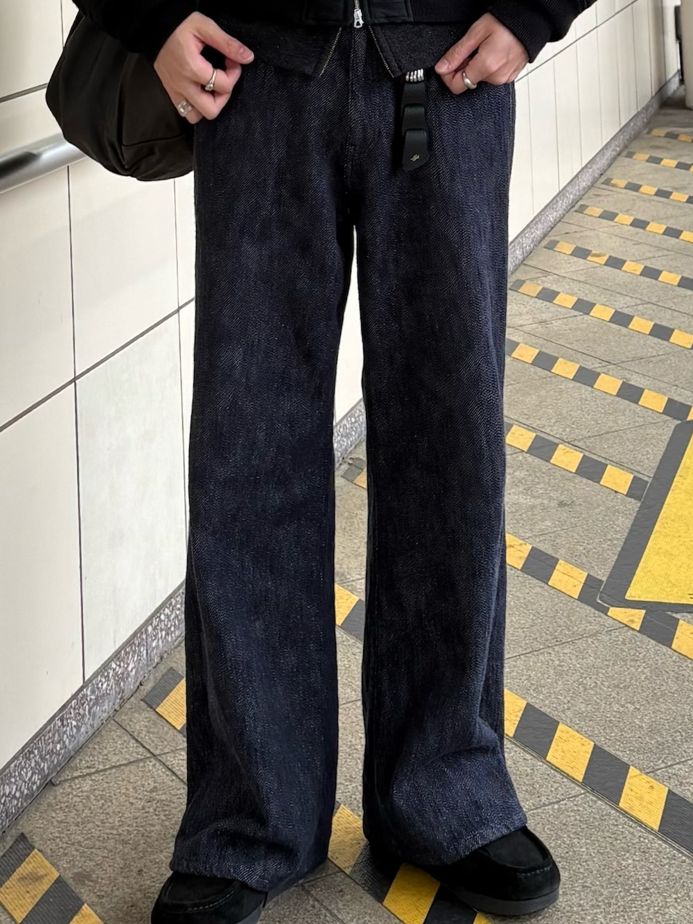 「春めき満開コーデ、ショルダーバッグ、おしゃれさんと繋がりたい、今日のコーデ、きれいめカジュアル、革靴、LIDnM、LIDNM、ootd、ジップパーカー、MA-1、デニム、オトナカジュアル、シンプルコーデ、ブラック」｜「LIDNMのWILD SILK L2-B（MA-1、ブラック系）」を使った、ひらひらさん（メンズ・180cm）の春コーディネートの4枚目の写真