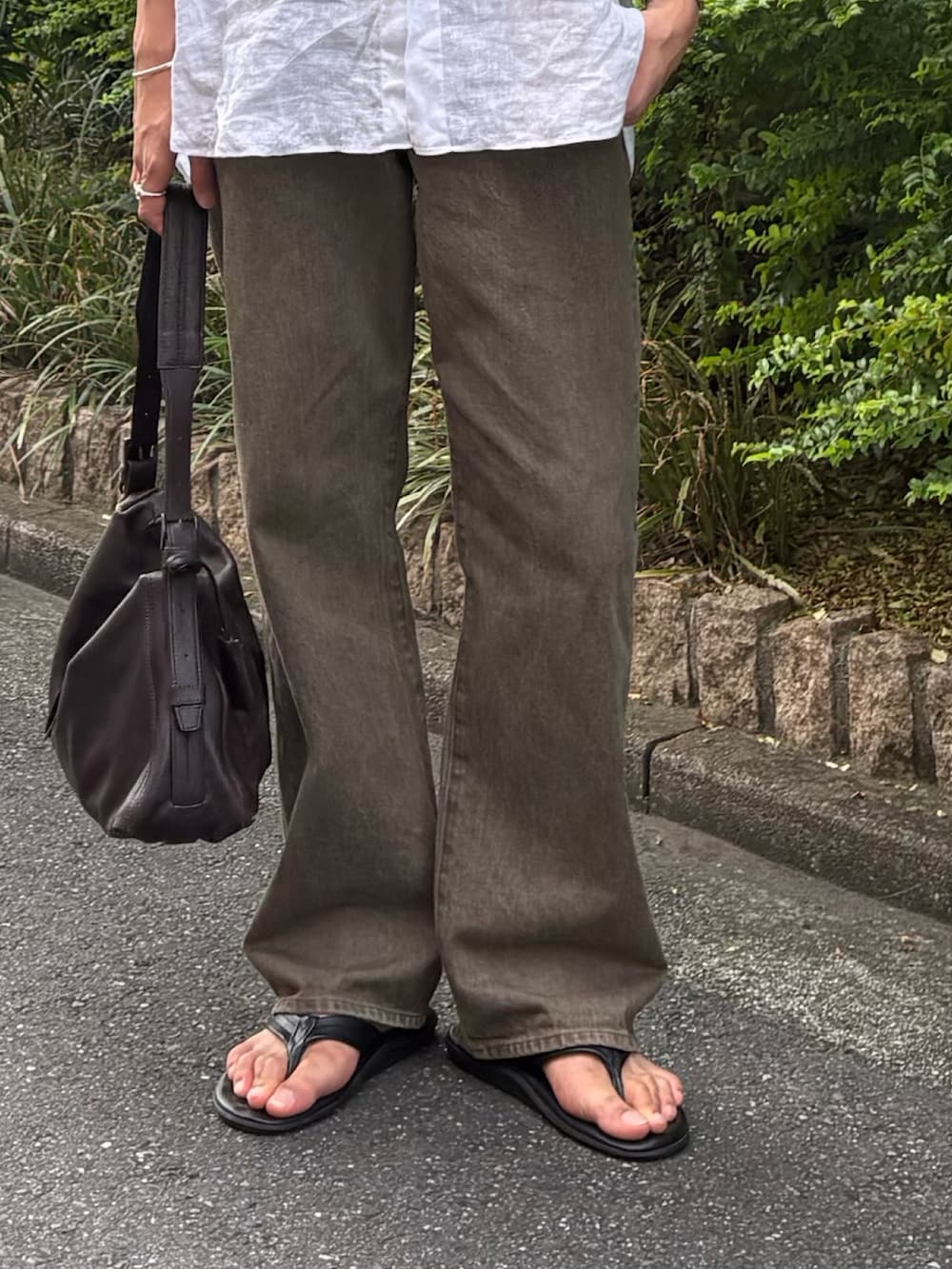 ホワイト系のシャツ/ブラウス、ブラック系のサンダル、ブラウン系のタンクトップを着用したメンズの夏コーディネートの4枚目の写真