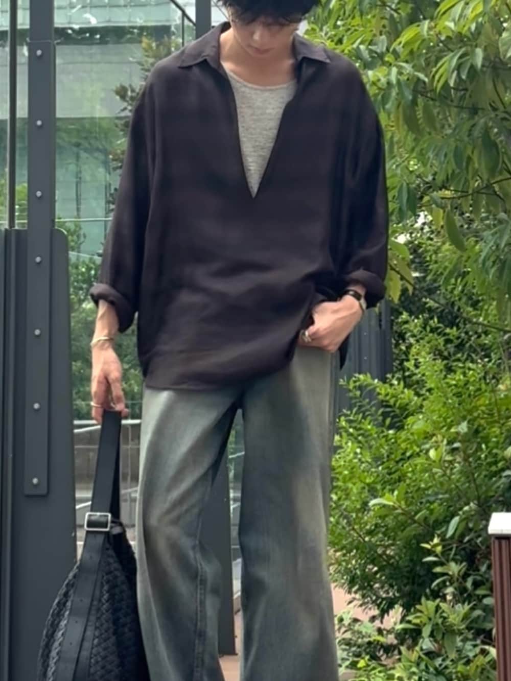 ブラウン系のシャツ/ブラウス、ブルー系のデニムパンツ、グレー系のタンクトップを着用したメンズの夏コーディネートの3枚目の写真