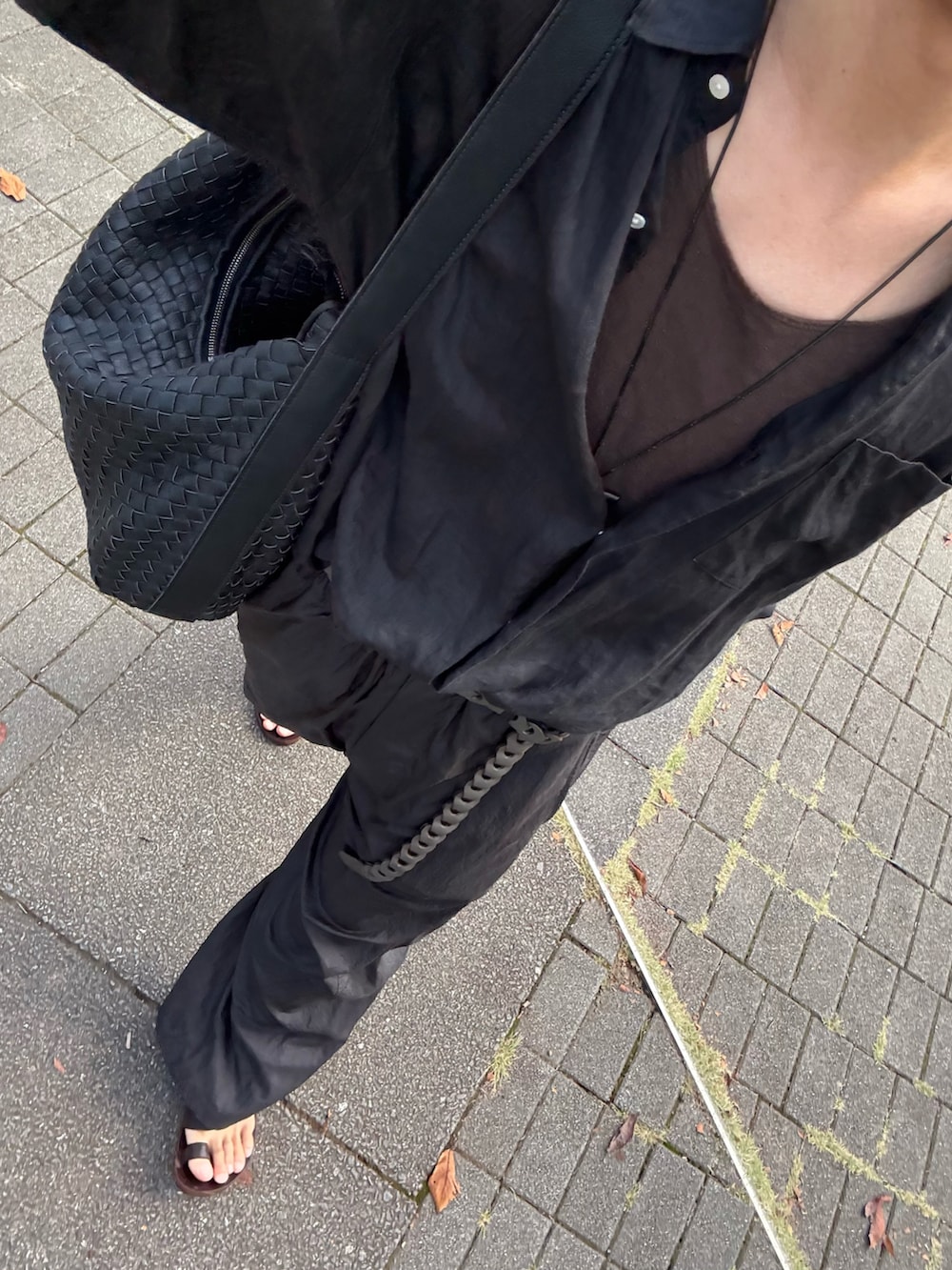 ブラック系のシャツ/ブラウス、ブラック系のその他パンツ、ブラウン系のサンダルを着用したメンズの秋コーディネートの2枚目の写真