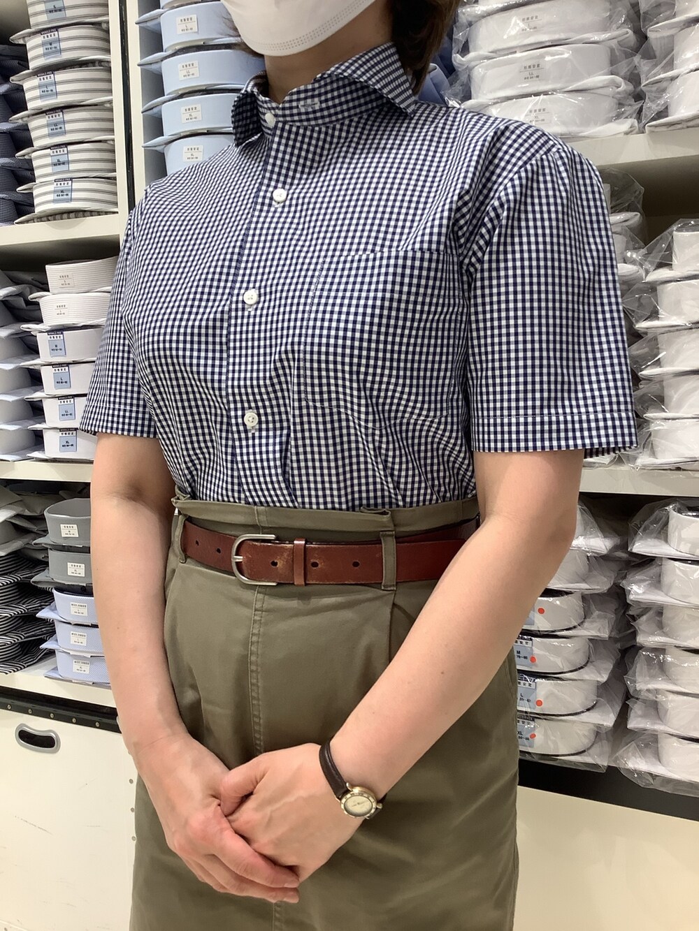 ブルー系のビジネスシャツを着用したレディースの夏コーディネートの2枚目の写真