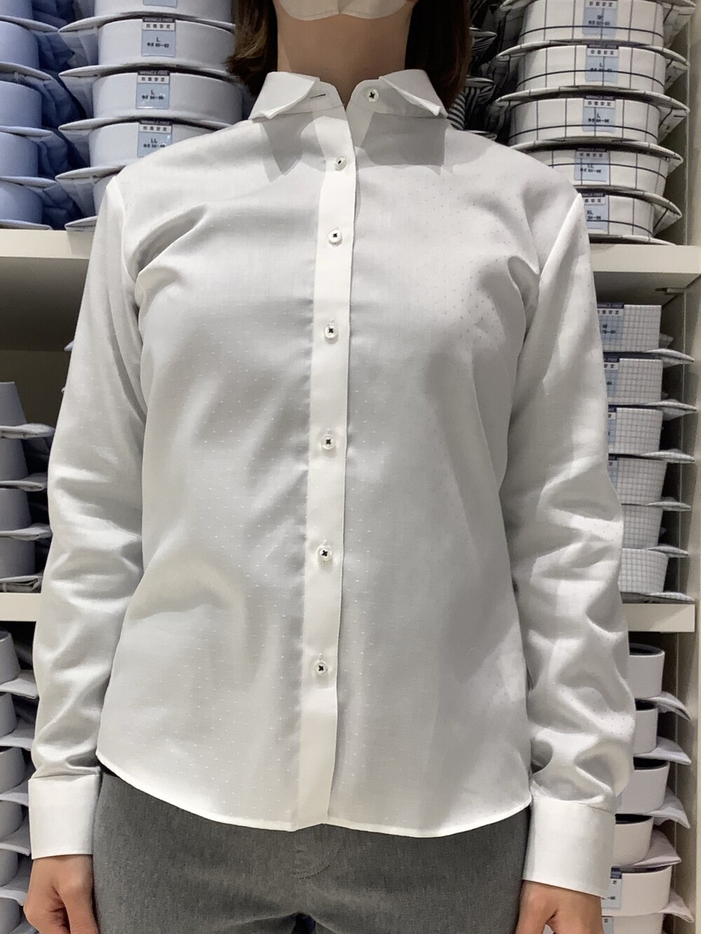 ホワイト系のビジネスシャツを着用したレディースの冬コーディネートの2枚目の写真