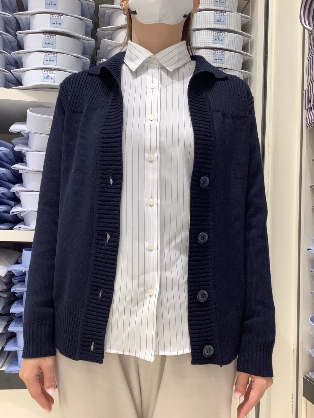 ブルー系のカーディガン/ボレロ、ホワイト系のシャツ/ブラウスを着用したレディースの冬コーディネートの2枚目の写真