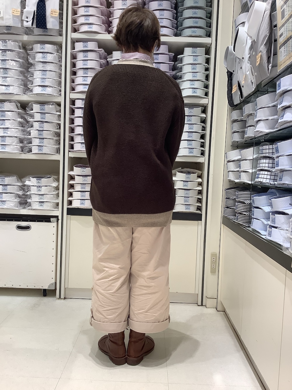 レッド系のシャツ/ブラウス、ブラウン系のカーディガン/ボレロを着用したレディースの冬コーディネートの2枚目の写真