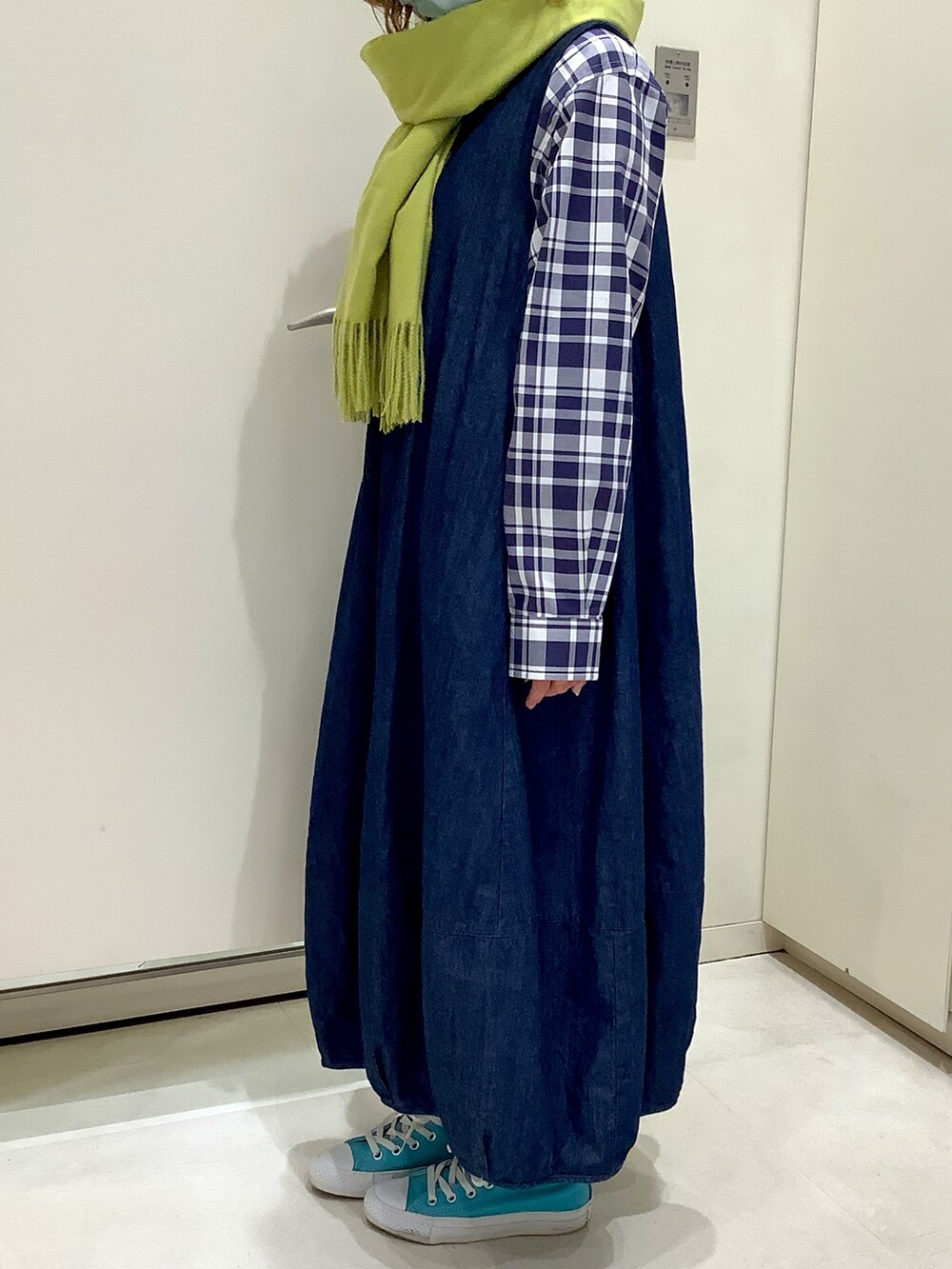 ブルー系のビジネスシャツ、グリーン系のストール/ショールを着用したレディースの秋コーディネートの3枚目の写真