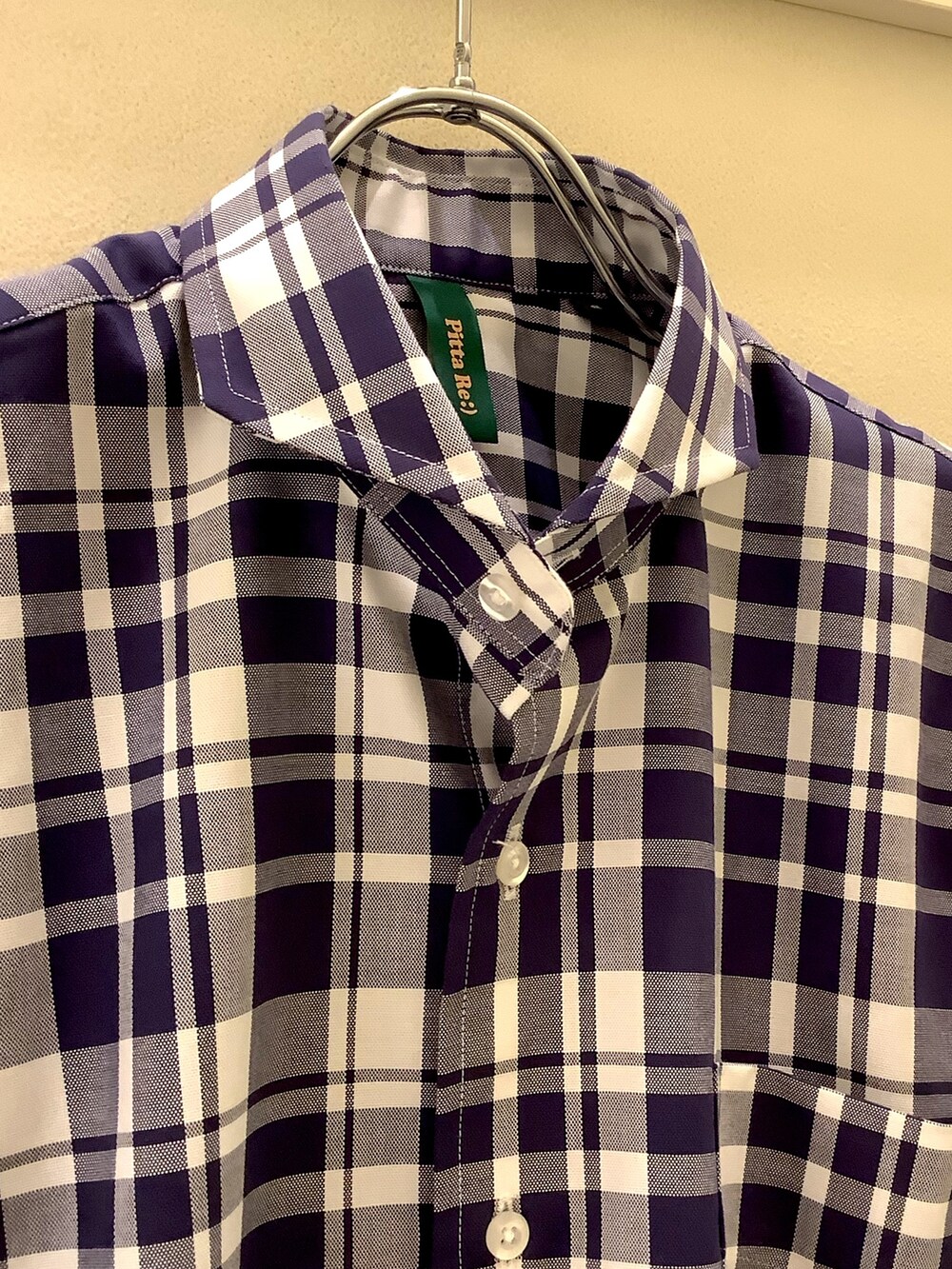 ブルー系のビジネスシャツ、グリーン系のストール/ショールを着用したレディースの秋コーディネートの5枚目の写真