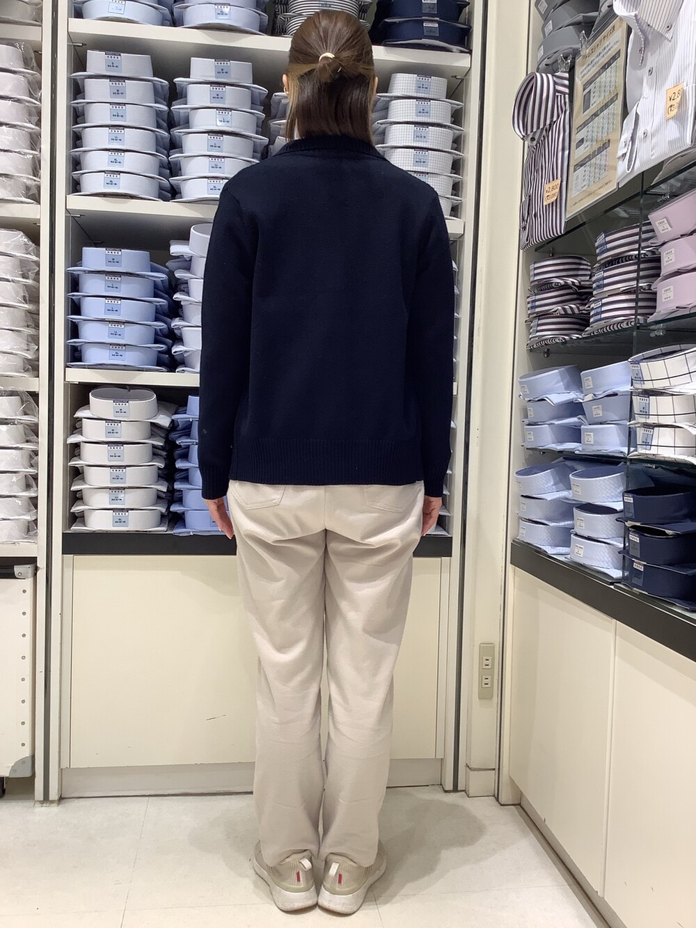ブルー系のカーディガン/ボレロ、ホワイト系のシャツ/ブラウスを着用したレディースの冬コーディネートの3枚目の写真