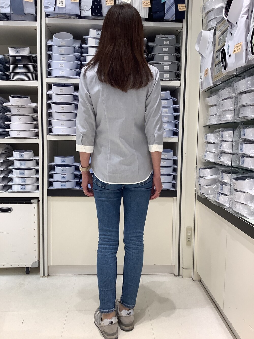 グレー系のビジネスシャツを着用したレディースの春コーディネートの2枚目の写真