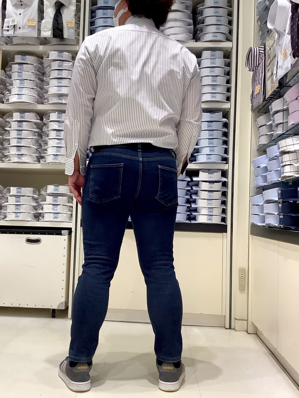 グレー系のビジネスシャツ、その他のネクタイ、グレー系のジャケット/アウターを着用したメンズの冬コーディネートの4枚目の写真