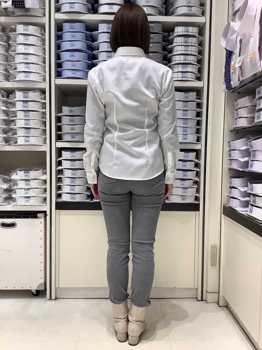 ホワイト系のビジネスシャツを着用したレディースの冬コーディネートの3枚目の写真