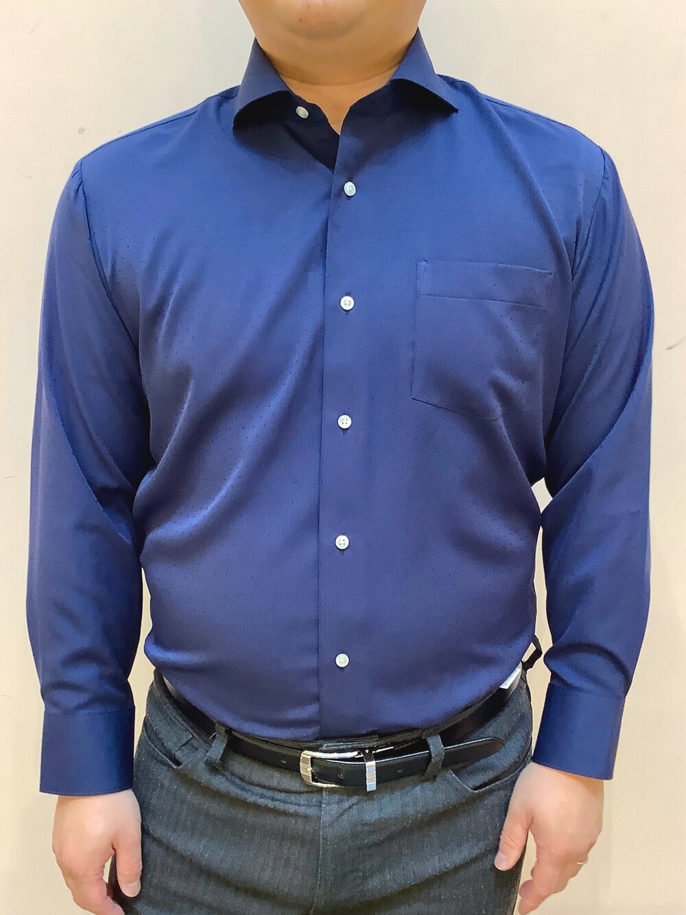 ブルー系のビジネスシャツを着用したメンズの冬コーディネートの2枚目の写真