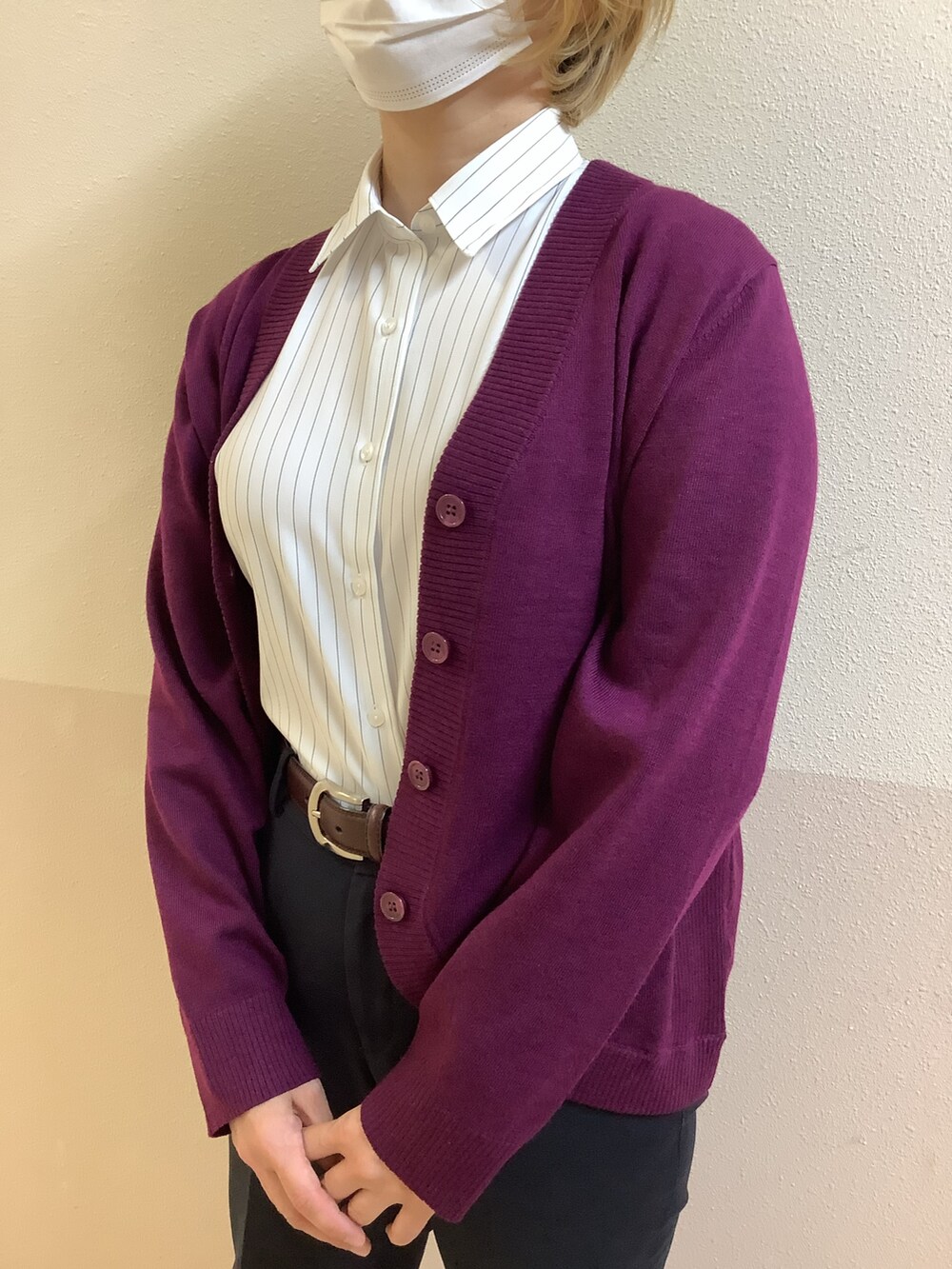 ホワイト系のシャツ/ブラウス、パープル系のカーディガン/ボレロを着用したレディースの秋コーディネートの2枚目の写真