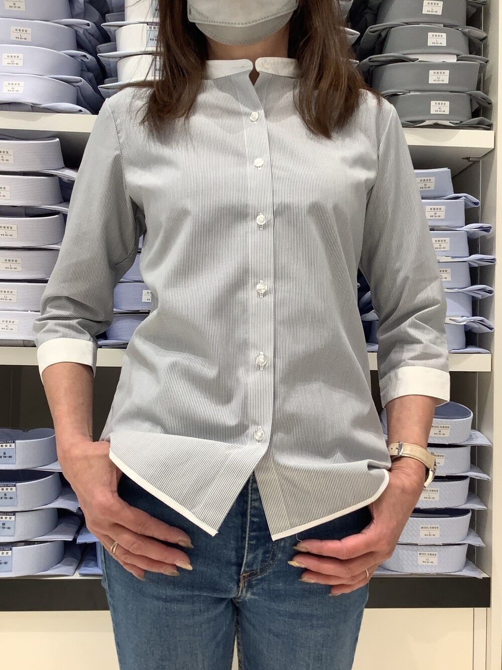 グレー系のビジネスシャツを着用したレディースの春コーディネートの3枚目の写真