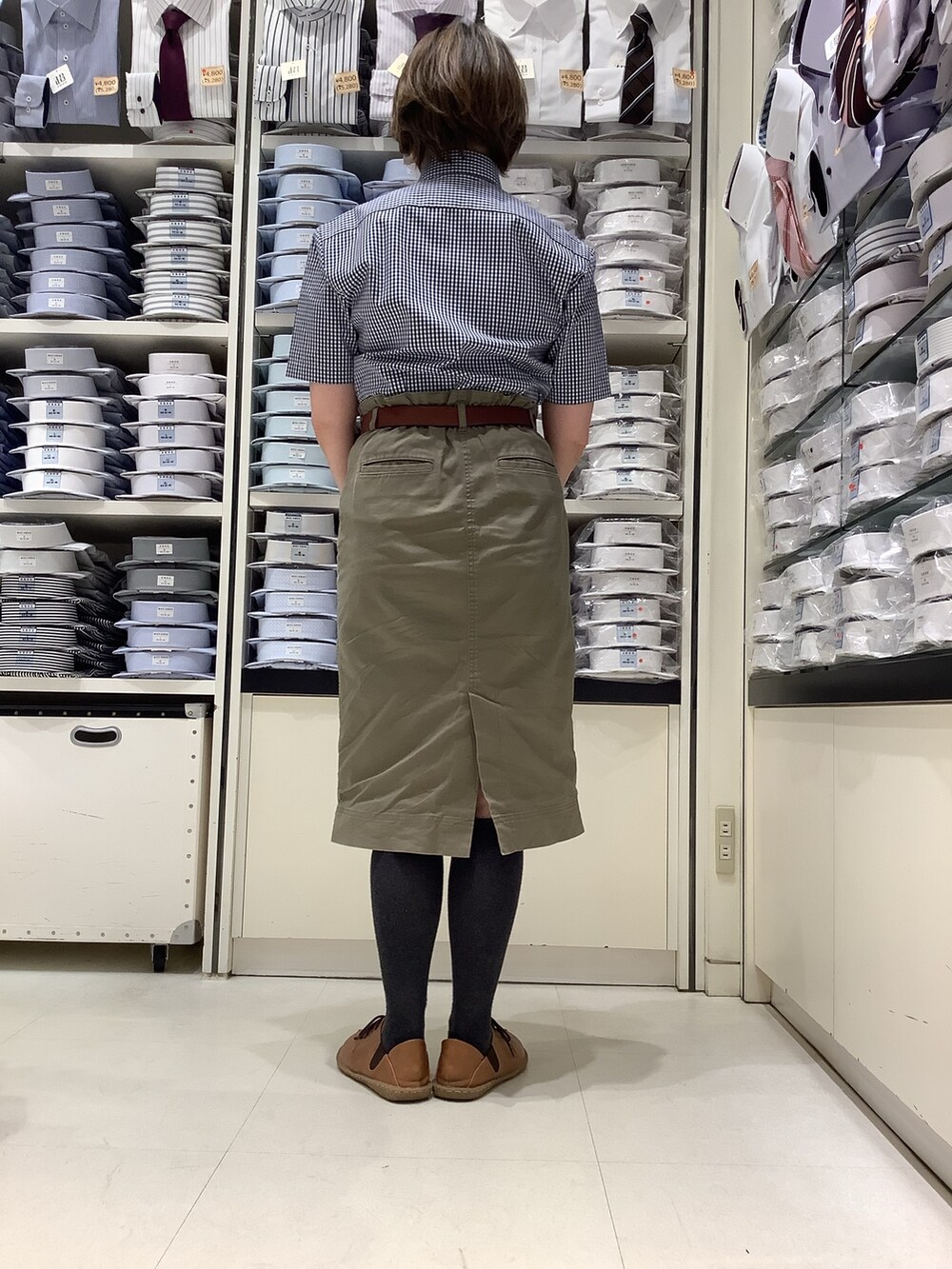 ブルー系のビジネスシャツを着用したレディースの夏コーディネートの3枚目の写真