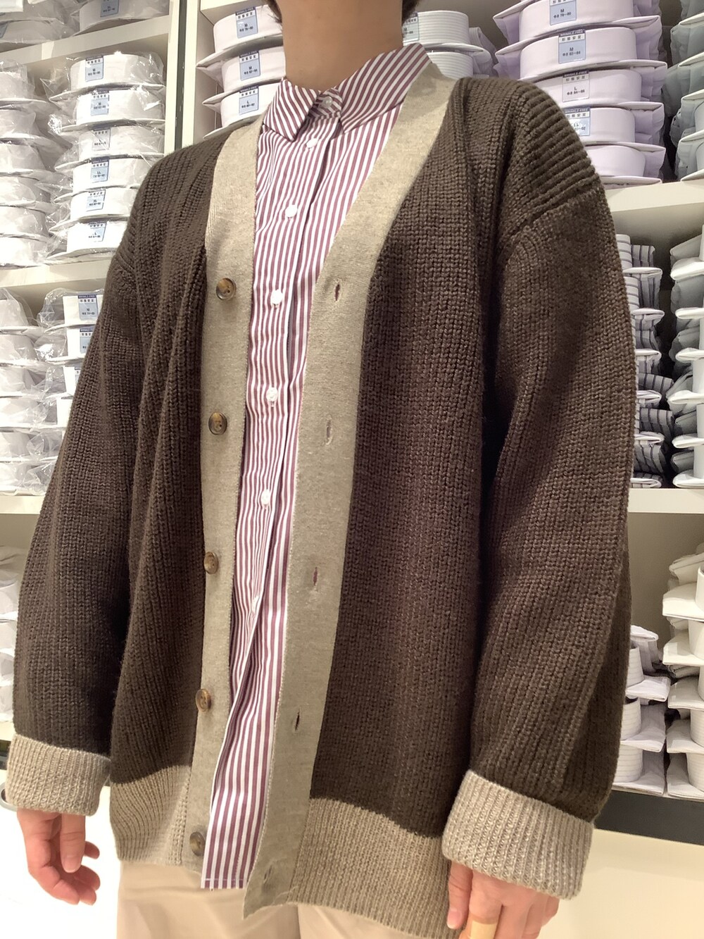 レッド系のシャツ/ブラウス、ブラウン系のカーディガン/ボレロを着用したレディースの冬コーディネートの3枚目の写真