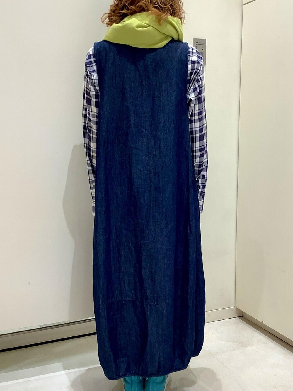 ブルー系のビジネスシャツ、グリーン系のストール/ショールを着用したレディースの秋コーディネートの4枚目の写真