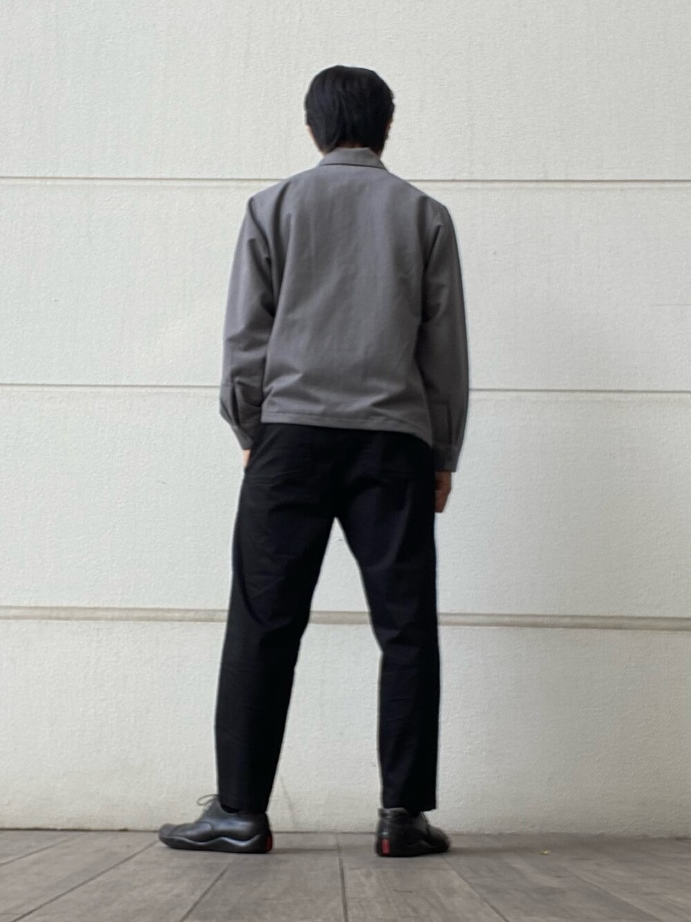 グレー系のその他アウター、ブラック系のその他パンツを着用したメンズの秋コーディネートの4枚目の写真