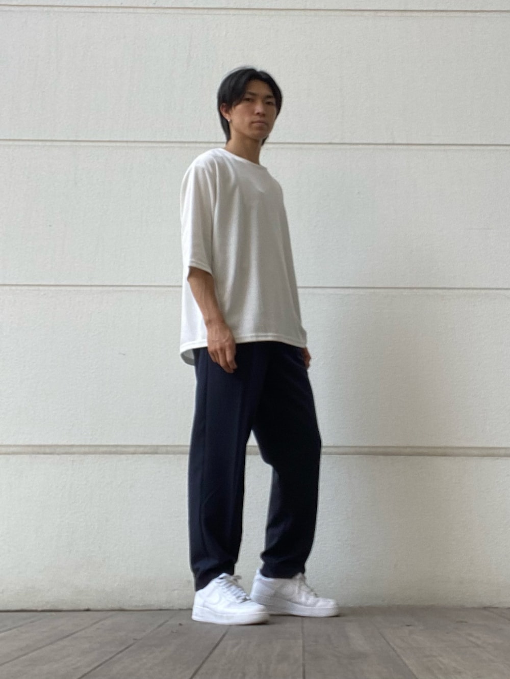 ホワイト系のTシャツ/カットソー、ブルー系のその他パンツを着用したメンズの秋コーディネートの2枚目の写真