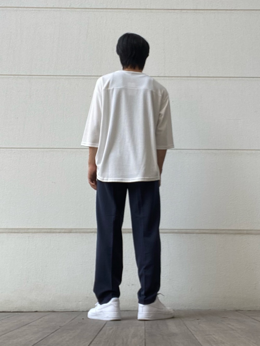 ホワイト系のTシャツ/カットソー、ブルー系のその他パンツを着用したメンズの秋コーディネートの5枚目の写真
