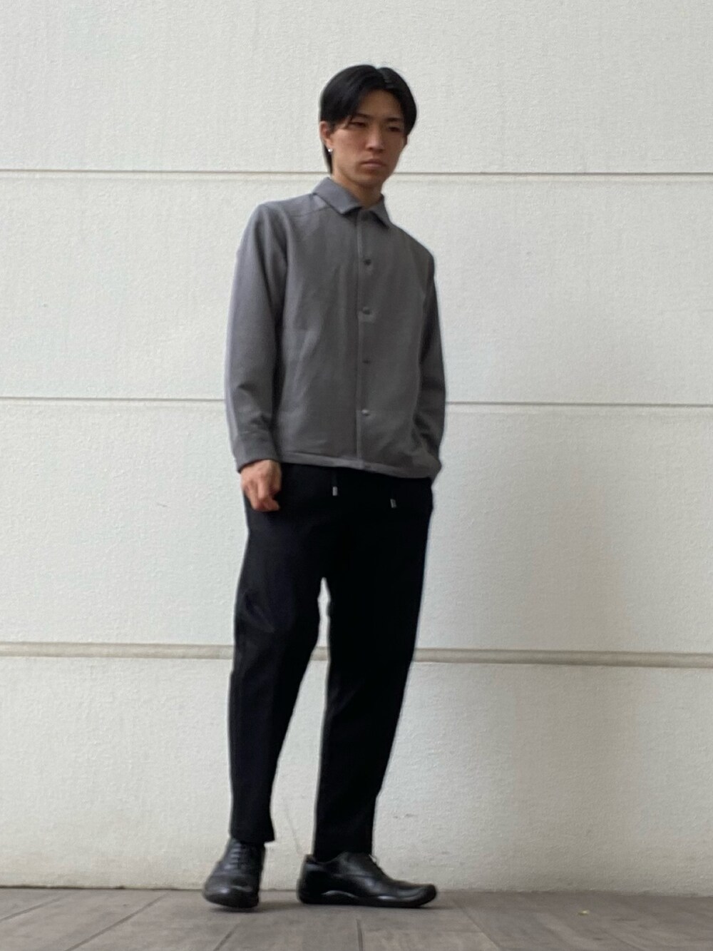 グレー系のその他アウター、ブラック系のその他パンツを着用したメンズの秋コーディネートの2枚目の写真