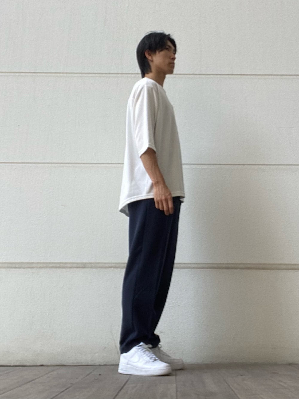 ホワイト系のTシャツ/カットソー、ブルー系のその他パンツを着用したメンズの秋コーディネートの3枚目の写真