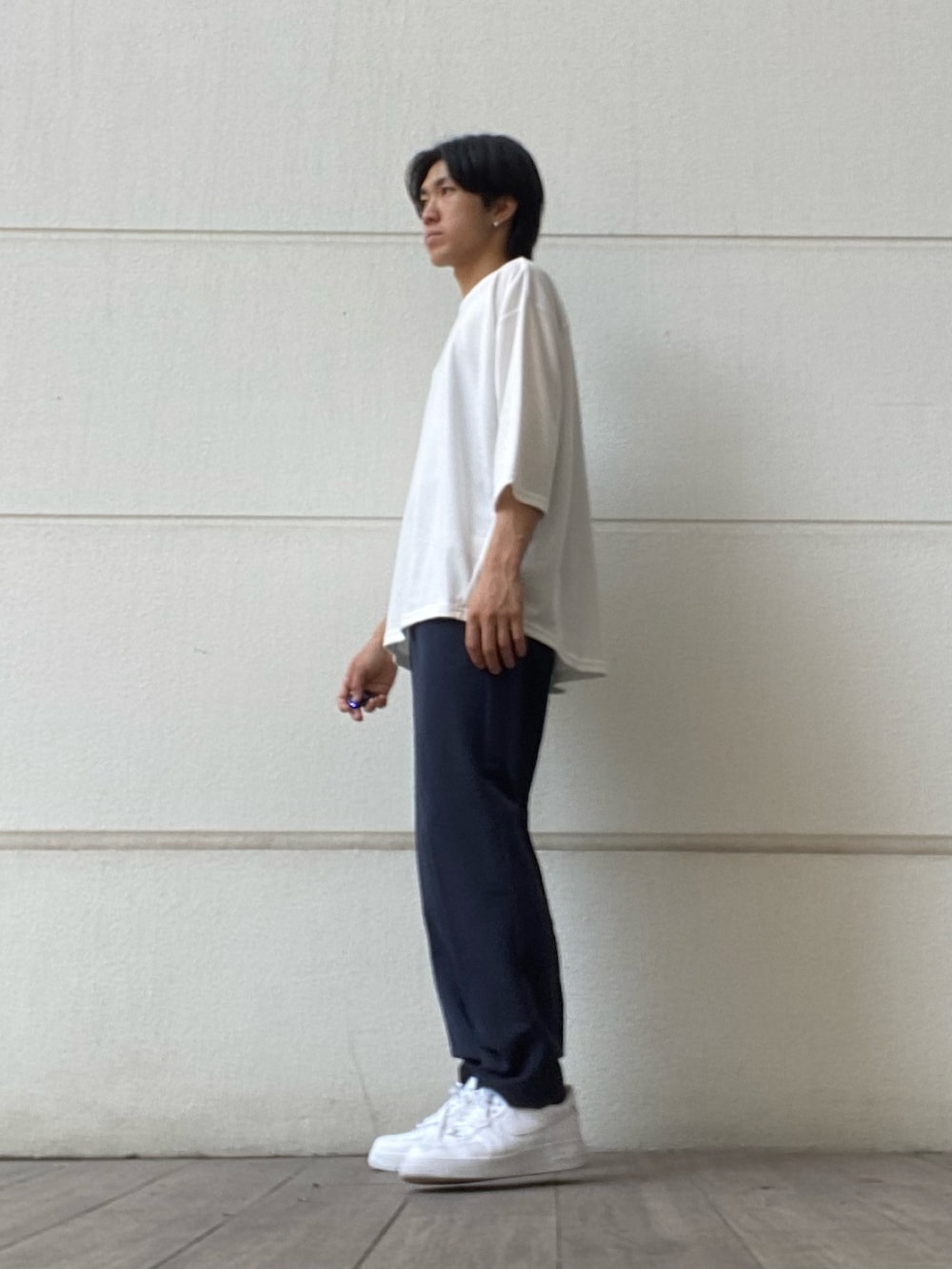 ホワイト系のTシャツ/カットソー、ブルー系のその他パンツを着用したメンズの秋コーディネートの7枚目の写真
