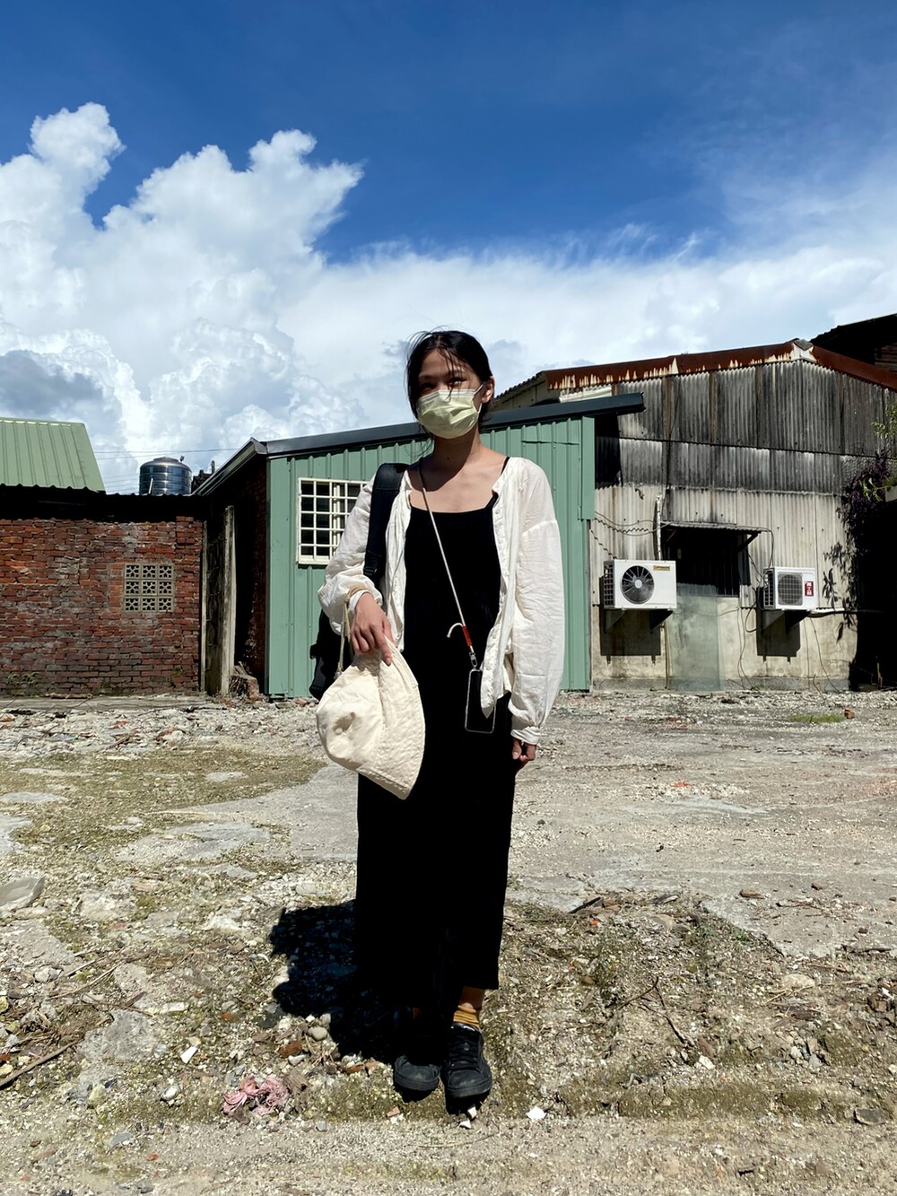 ホワイト系のシャツ/ブラウスを着用したレディースの夏コーディネートの3枚目の写真