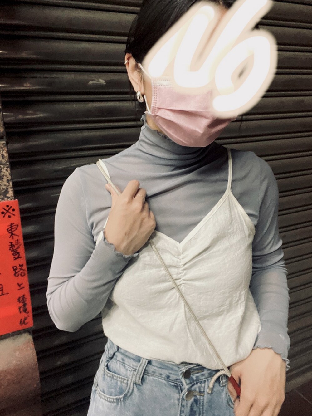 ブラック系のドレスシューズ、ホワイト系のスマホケース/カバーを着用したレディースの春コーディネートの2枚目の写真