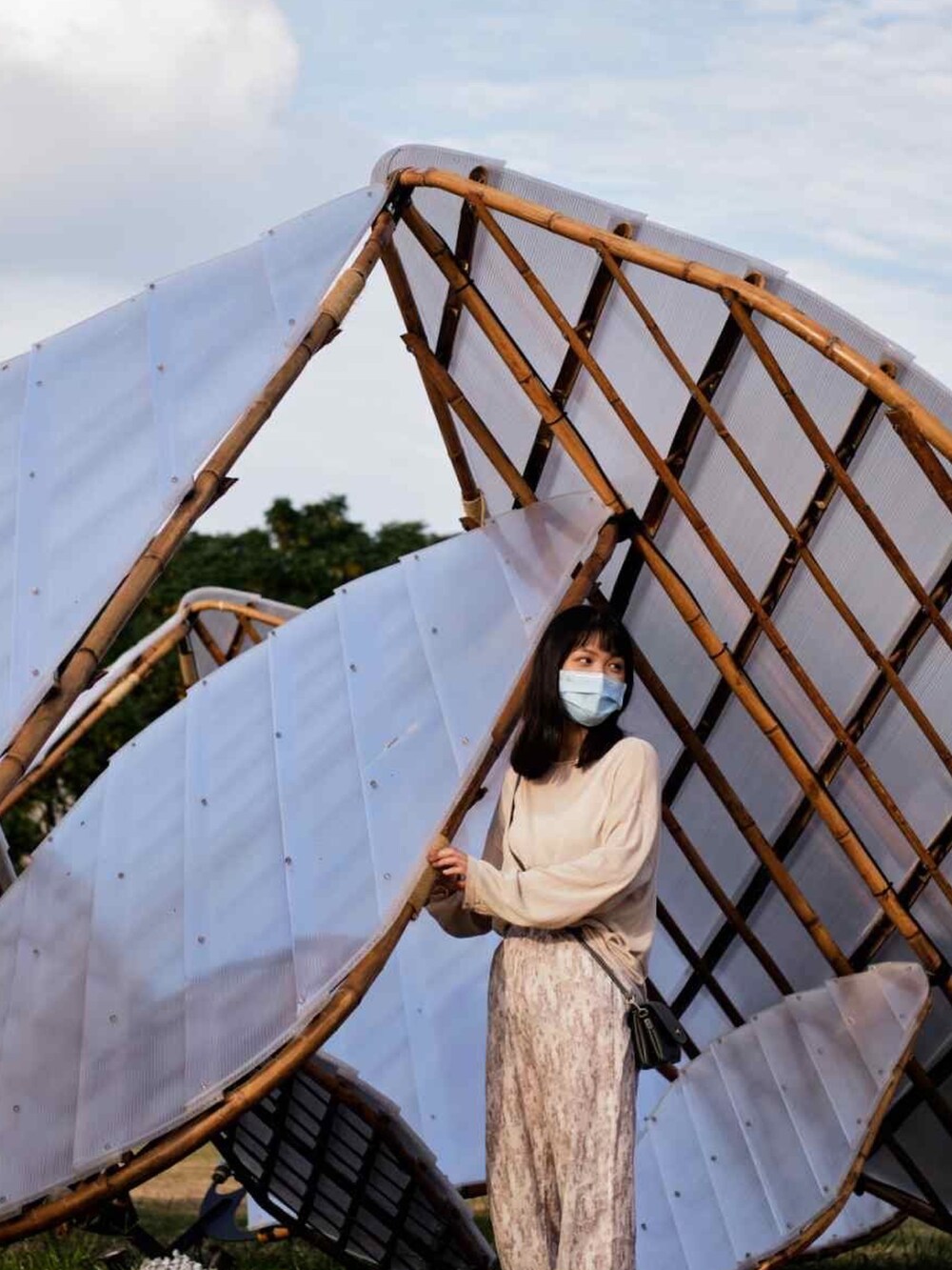 グリーン系のショルダーバッグを着用したレディースの春コーディネートの2枚目の写真