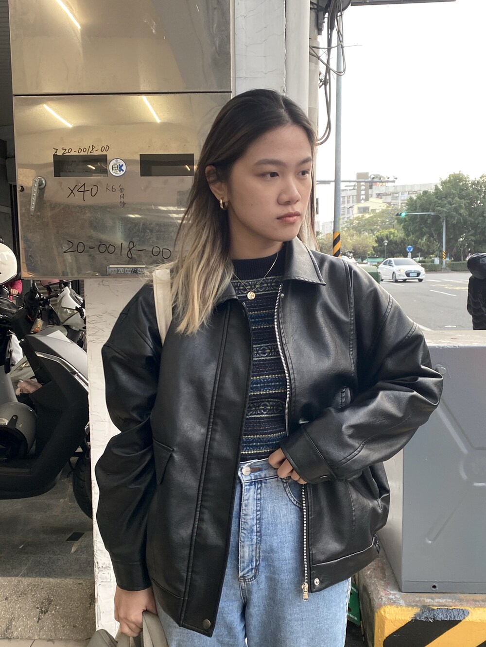 ブルー系のニット/セーター、シルバー系のネックレスを着用したレディースの冬コーディネートの3枚目の写真