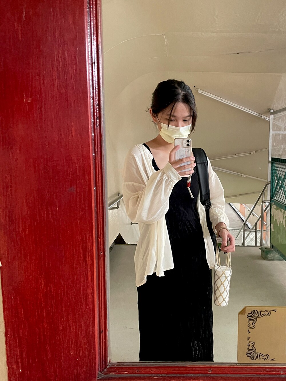 ホワイト系のシャツ/ブラウスを着用したレディースの夏コーディネートの4枚目の写真