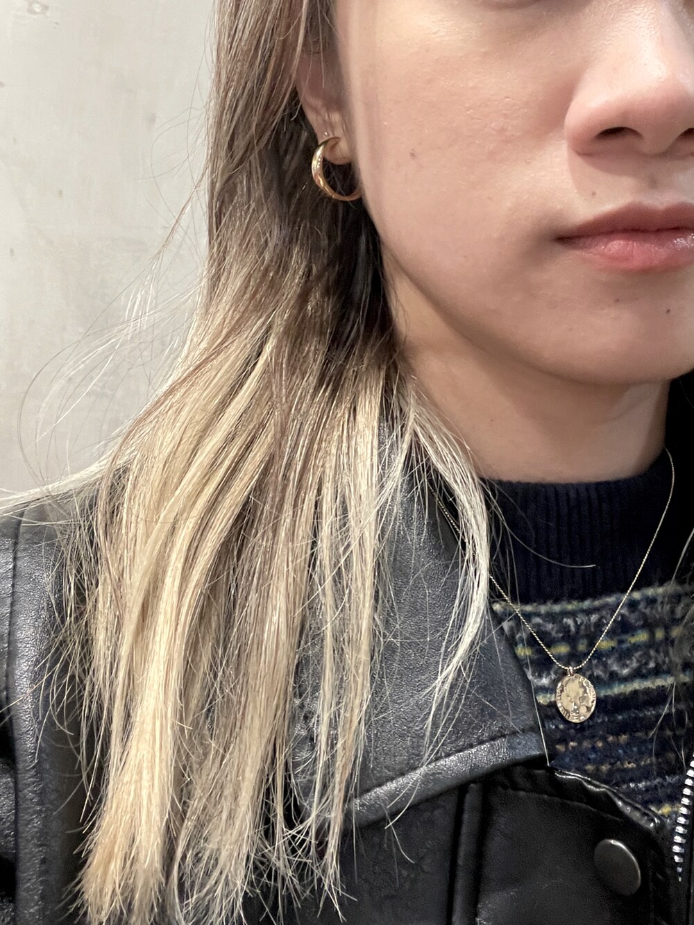 ブルー系のニット/セーター、シルバー系のネックレスを着用したレディースの冬コーディネートの4枚目の写真