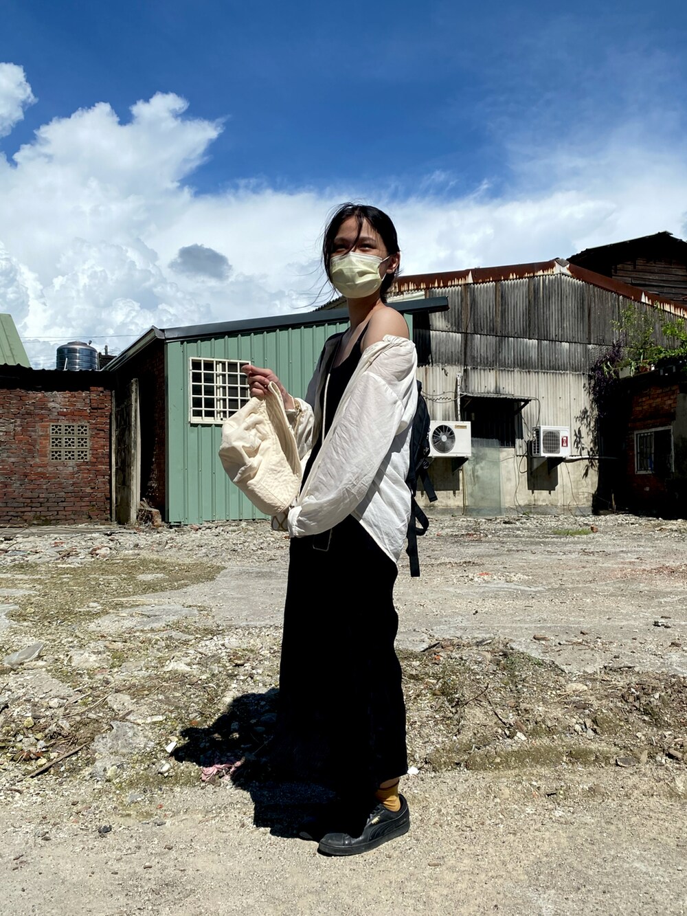 ホワイト系のシャツ/ブラウスを着用したレディースの夏コーディネートの2枚目の写真