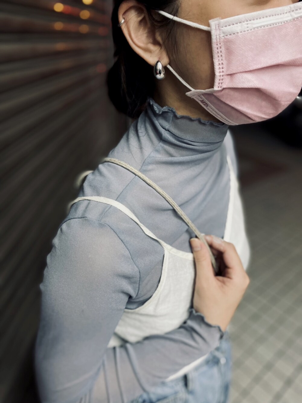 ブラック系のドレスシューズ、ホワイト系のスマホケース/カバーを着用したレディースの春コーディネートの3枚目の写真