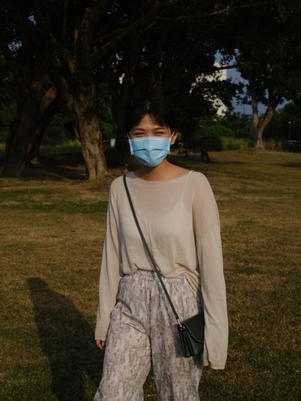 グリーン系のショルダーバッグを着用したレディースの春コーディネートの3枚目の写真