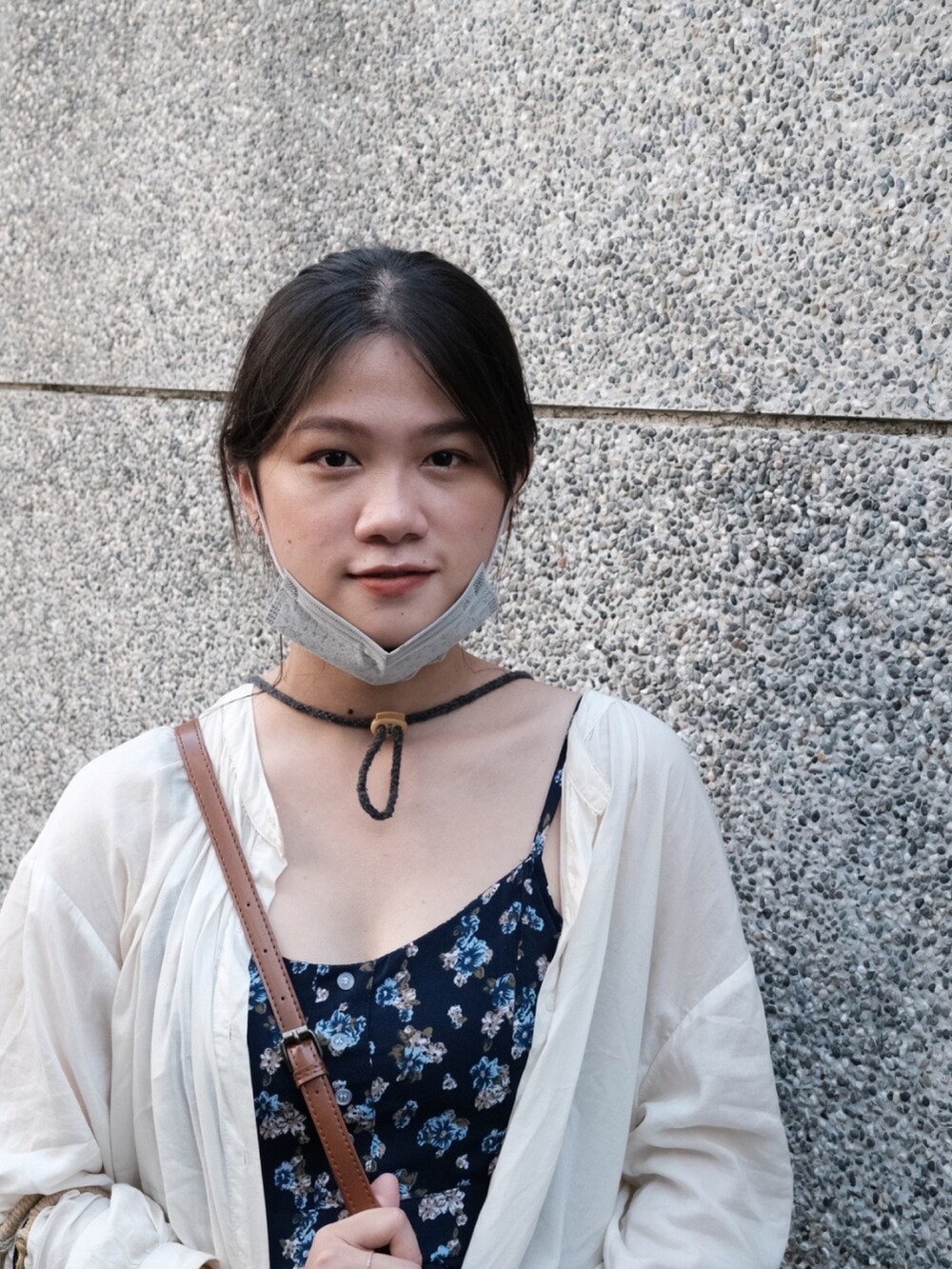 ホワイト系のシャツ/ブラウスを着用したレディースの夏コーディネートの3枚目の写真