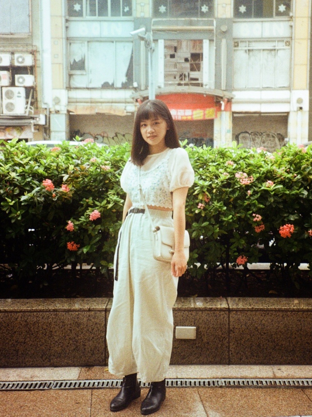 その他のチューブトップ、ベージュ系のパンツを着用したレディースの春コーディネートの2枚目の写真