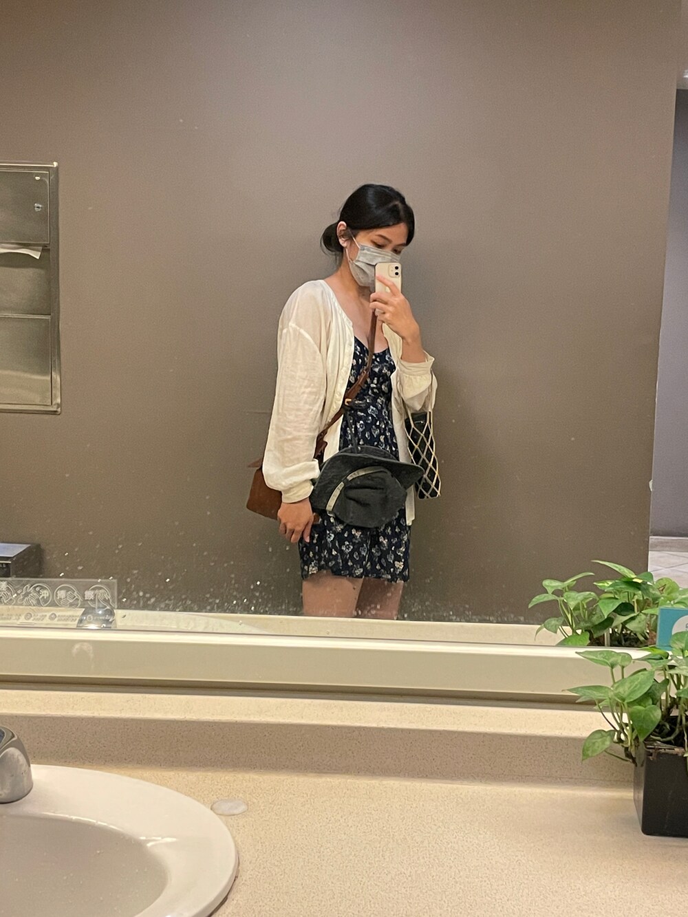 ホワイト系のシャツ/ブラウスを着用したレディースの夏コーディネートの4枚目の写真