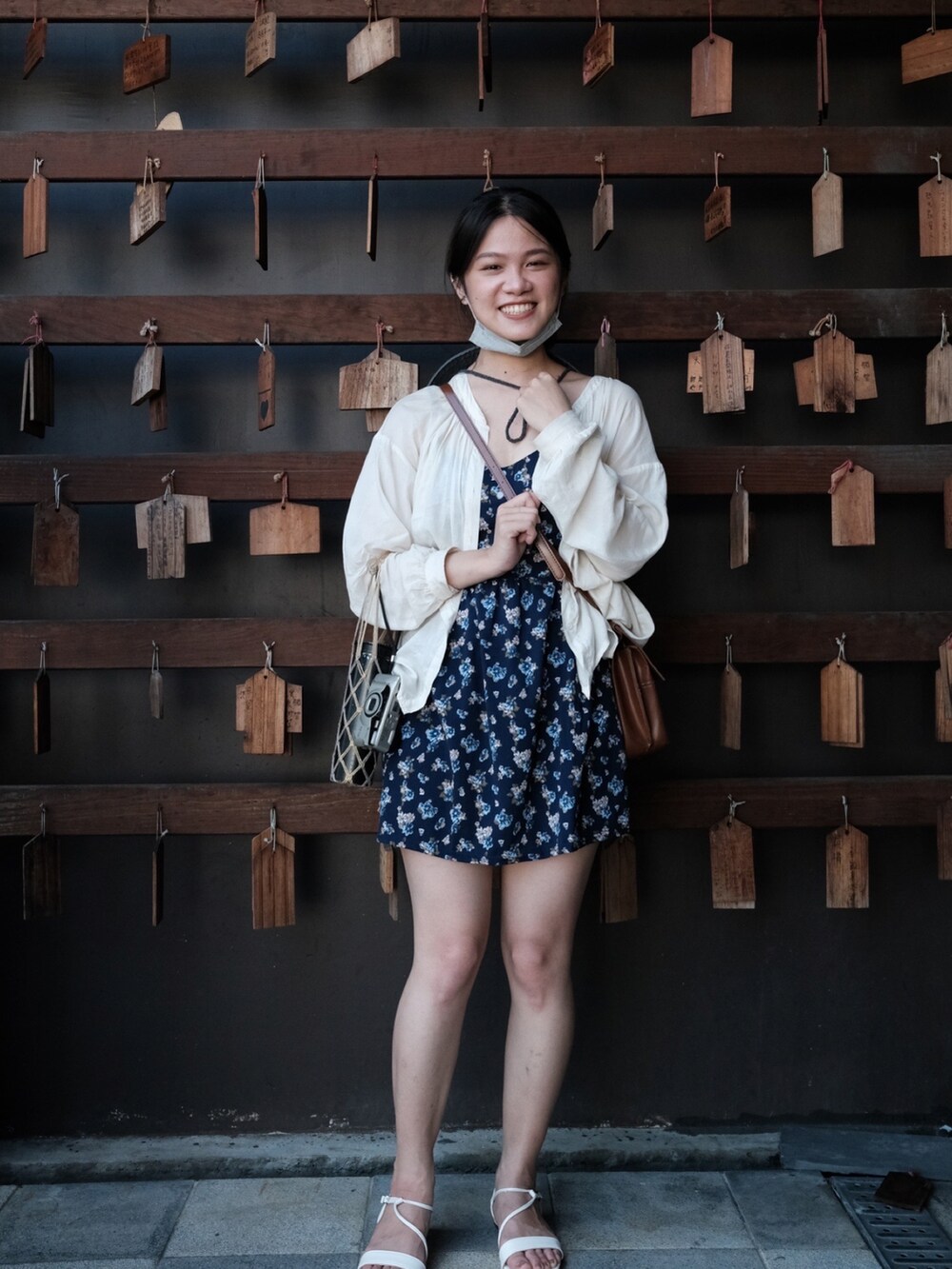 ホワイト系のシャツ/ブラウスを着用したレディースの夏コーディネートの2枚目の写真