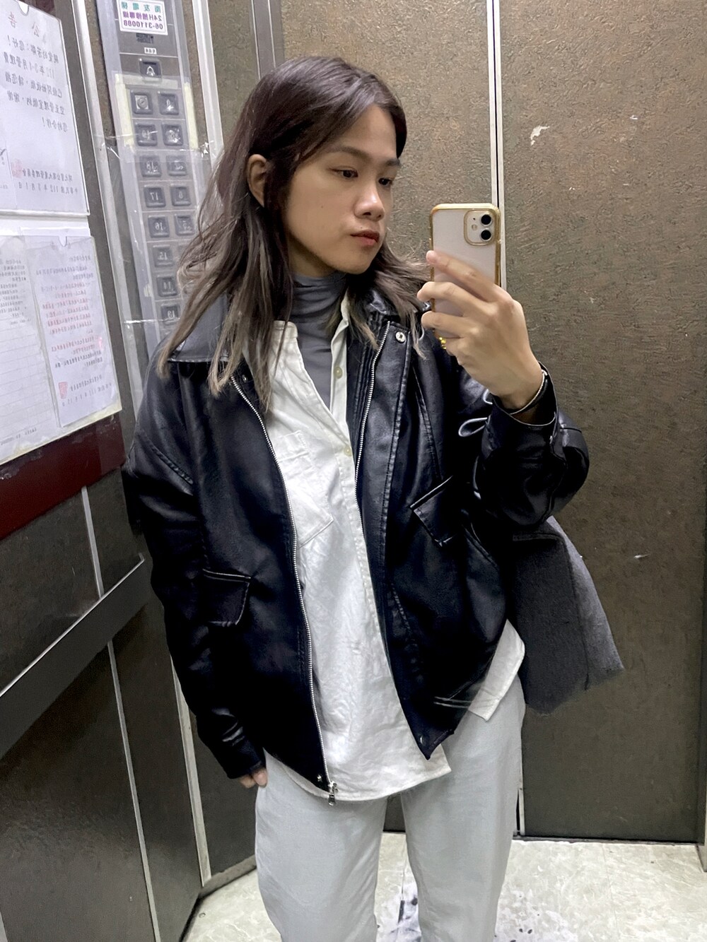 ホワイト系のシャツ/ブラウスを着用したレディースの春コーディネートの2枚目の写真