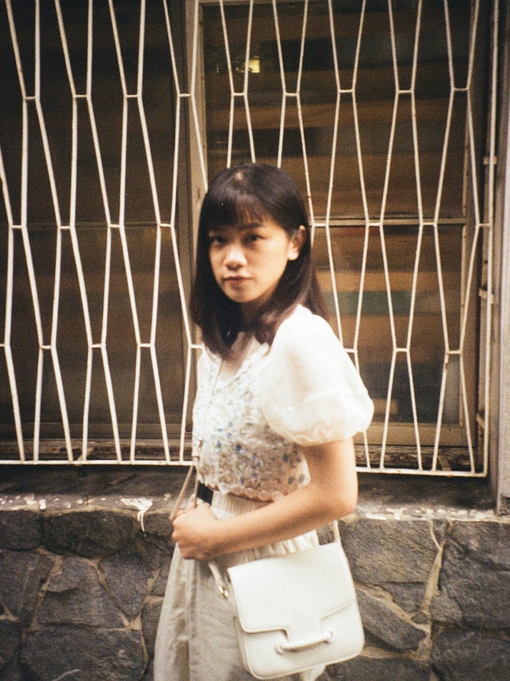 その他のチューブトップ、ベージュ系のパンツを着用したレディースの春コーディネートの3枚目の写真