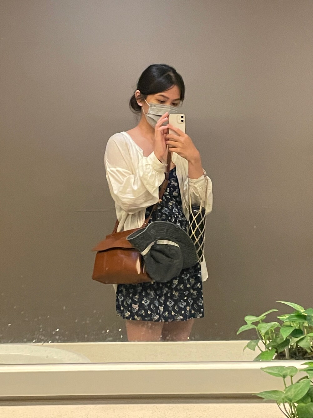 ホワイト系のシャツ/ブラウスを着用したレディースの夏コーディネートの5枚目の写真