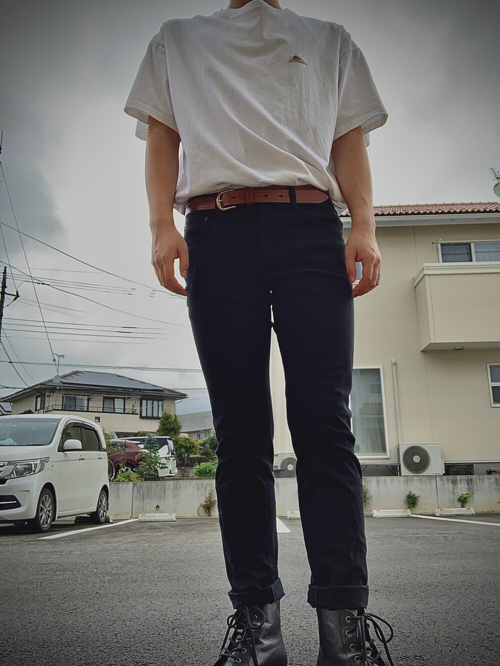 ホワイト系のTシャツ/カットソー、ブラック系のパンツ、ブラック系のブーツを着用したメンズの秋コーディネートの2枚目の写真