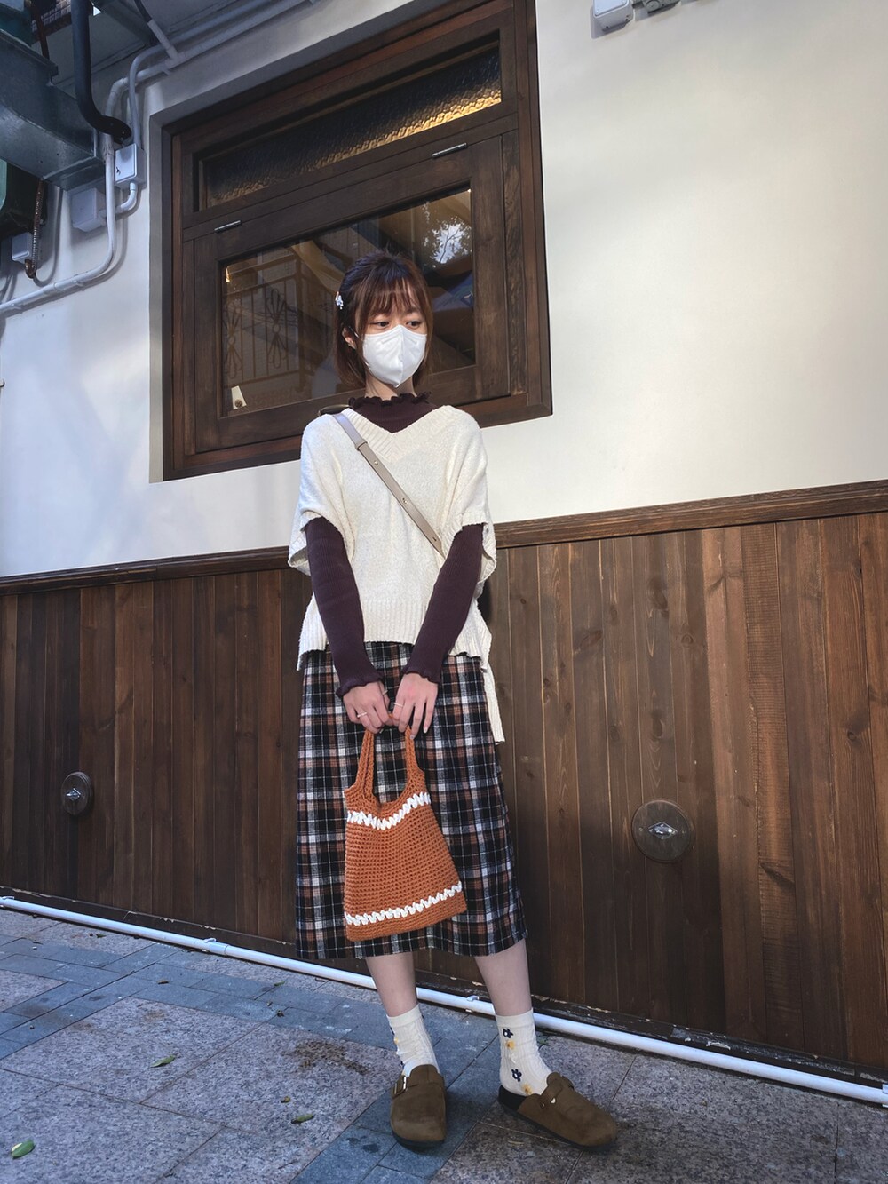 ブラウン系のトートバッグ、ブラウン系のサンダル、ブラウン系のニット/セーターを着用したレディースの冬コーディネートの2枚目の写真