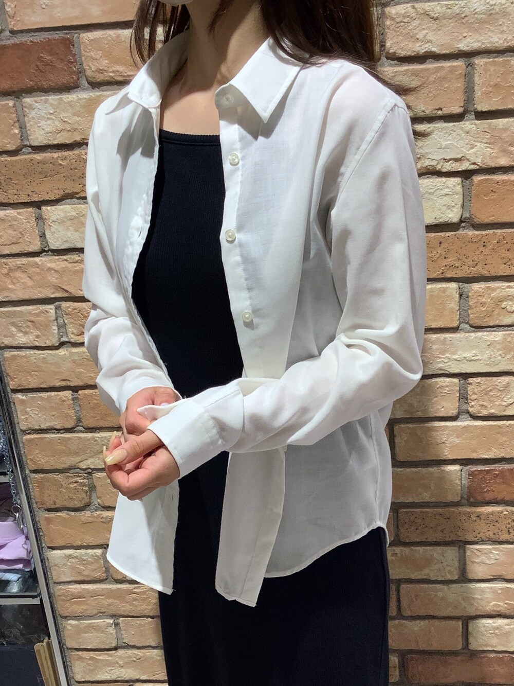 ホワイト系のシャツ/ブラウスを着用したレディースの夏コーディネートの2枚目の写真