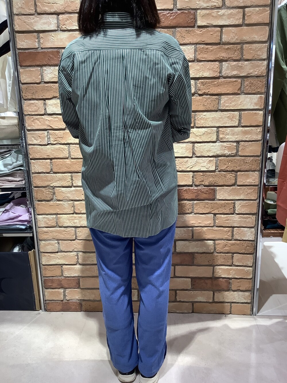 グリーン系のシャツ/ブラウスを着用したレディースの夏コーディネートの3枚目の写真