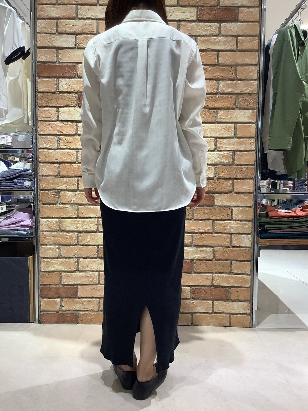 ホワイト系のシャツ/ブラウスを着用したレディースの夏コーディネートの3枚目の写真